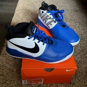 Nike Team Hustle D9s in Game Royal Blue/Black/White, men’s/big boys size 7